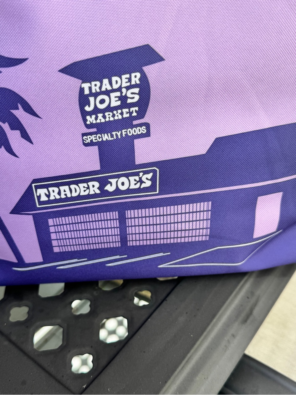 Trader Joe’s Lavender Purple Large Insulated Cooler Tote Bag Rare Reusable - Picture 5 of 8